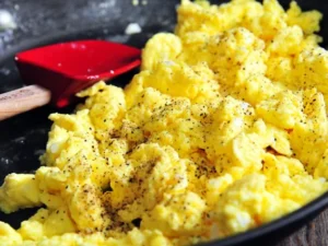 Scrambled eggs with pepper