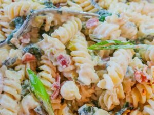 Creamy pasta with spinach and peppers